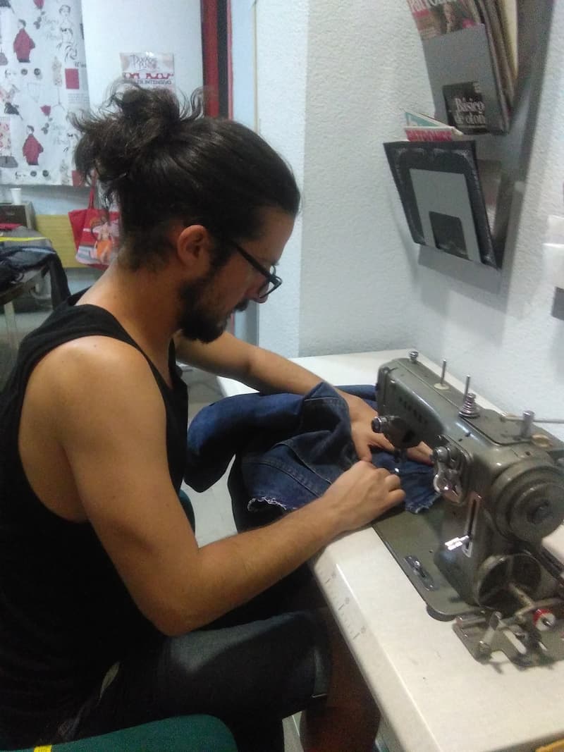 Alumno en clase práctica de costura - Método de enseñanza personalizada en Córdoba